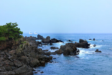 Fototapeta na wymiar 한국의 유명한 관광명소인 제주도 서귀포 해안의 아름다운 풍경이다.