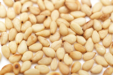 炒ったごまの粒のクローズアップ写真