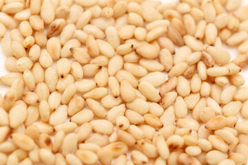 炒ったごまの粒のクローズアップ写真