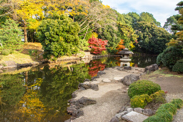紅葉のリフレクションが広がる日本庭園