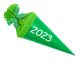 Grüne Schultüte für den ersten Schultag 2023 und weisser Hintergrund