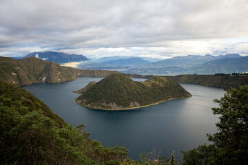 Lac dans un crat&egrave;re de volcan en &Eacute;quateur