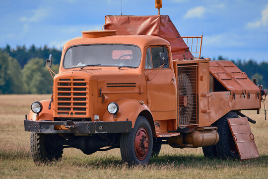 Stationary ground-based winch for gliders launch mounted on a heavy vehicle Borgward