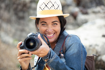 Obraz premium female camera travel photographer in the city