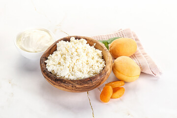 Cottage cheese with apricot and cream