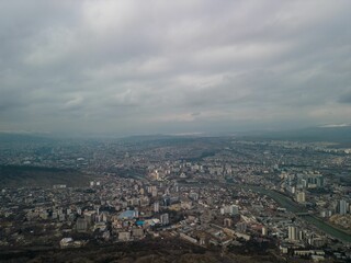 Obraz premium Aerial shot of the cityscape of Tbilisi, Georgia with buildings against a clouded sky