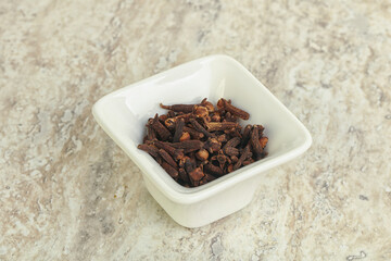 Dry Clove aroma in the bowl