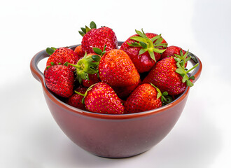 Schüssel voller reifer Erdbeeren auf hellem Hintergrund – Sommerfrucht