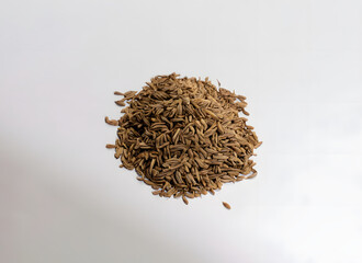 Haufen von getrocknetem K&uuml;mmel &ndash; Essentielles Gew&uuml;rz in der K&uuml;che