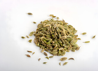Haufen von Fenchelsamen auf wei&szlig;em Hintergrund &ndash; Gesundes Gew&uuml;rz