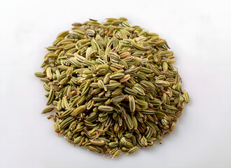 Haufen von Fenchelsamen auf wei&szlig;em Hintergrund &ndash; Gesundes Gew&uuml;rz