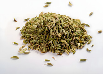Haufen von Fenchelsamen auf wei&szlig;em Hintergrund &ndash; Gesundes Gew&uuml;rz