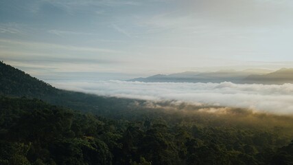 Obraz premium Sea clouds during golden sunrise above the Titiwangsa range mountains in Lenggong, Perak.