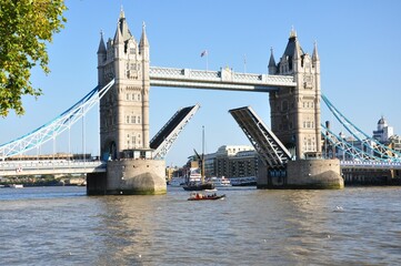Fototapeta na wymiar Scenic view of Tower Bridge crossing the river in London, England