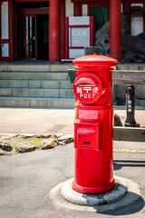 広島県宮島に設置されている郵便ポストと風景