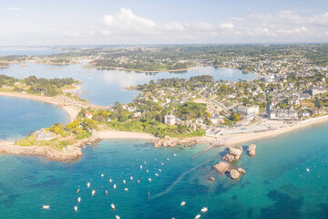 la ville de Trégastel en Bretagne, cotes d'Armor,  vue aérienne en perspective