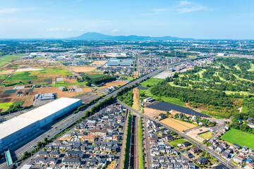 つくばエクスプレスと常磐道（遠方は千葉・東京方面）