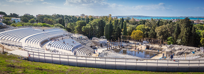 Panoramaufnahme des antiken Griechischen Theaters in Syrakus auf Sizilien, Bauarbeiter an der Bühne
