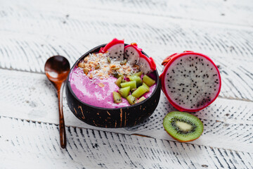 Dragon Fruit and Kiwi Smoothie Bowl