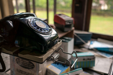 日本の廃校に残された昭和の黒電話