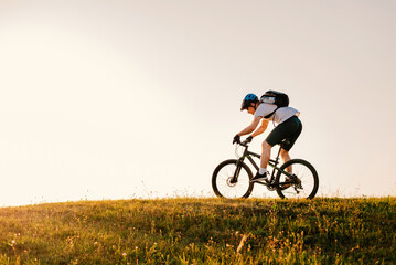 Naklejka premium Professional mountain bike cyclist riding on white background active lifestyle.