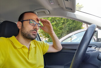 Uomo che guida con il mal di testa - stress