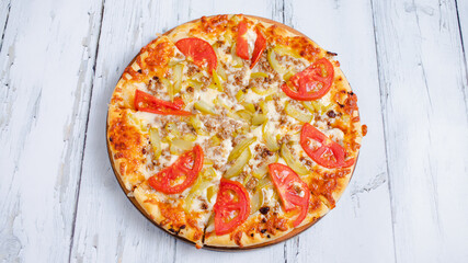 Tuna pizza with vegetables