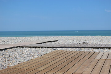 Terrasses en planches sur la plage de galets à Dieppe