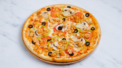 Chicken pizza with vegetables