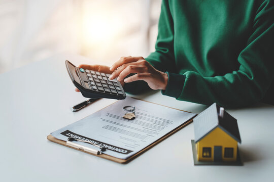 real estate agent Deliver model homes to customers. Mortgage contracts, loans, hire-purchase contracts and home sales. real estate loan concept