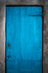 porta di legno antica e azzurra