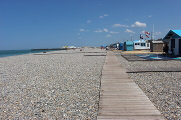 Allée en planches devant les cabines de la plage de Dieppe