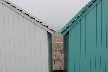 Fototapeta premium La plage de Dieppe aperçue entre deux cabines