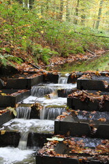 Ein kleiner Wasserfall im Herbst