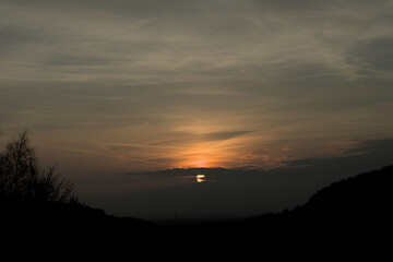bewölkter Sonnenuntergang