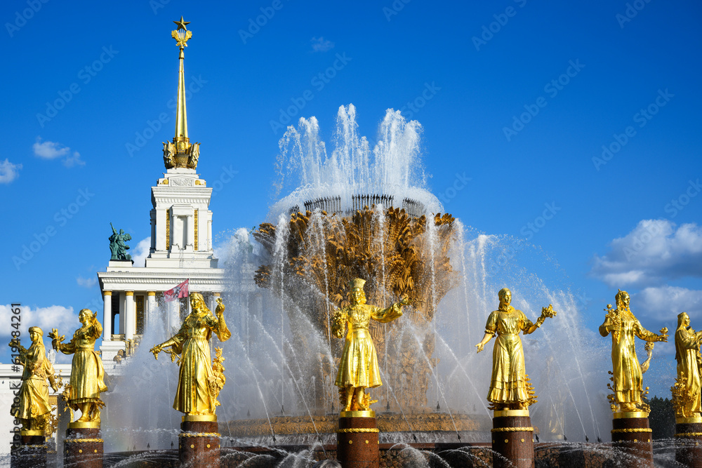 Wall mural VDNKh park, Peoples Friendship Fountain in summer, Moscow, Russia