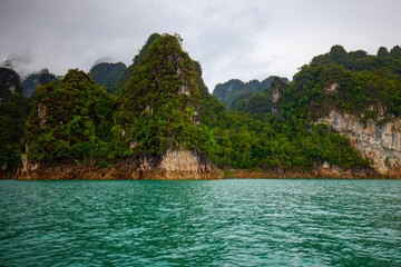 Obraz premium Landscape from Thailand, Khao Sok National Park, on a rainy day.
