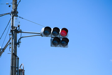 青空と交通ルールの道路信号