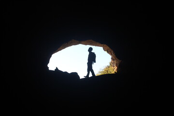 Turista explorando Caverna Terra Ronca, em São Domingos, goiás  maior complexo de cavernas da América Latina 