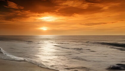 Obraz premium 燃えるように赤い夕日と海