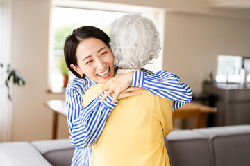 笑顔で抱き合い喜ぶ家族