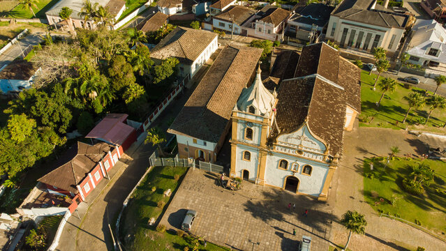 Igreja no centro da cidade de antonina no paran&aacute; captada do alto por um drone em 2023. 