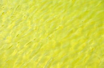Agua del mar verde en la playa de Almirida, Creta, Grecia