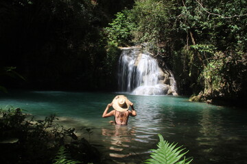 Mulher na cachoeira do Poço Azul, em Mambaí, Goiás