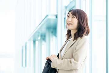 やる気に満ちた笑顔のビジネスウーマン