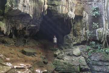 Homem em caverna em damianópolis,  goiás
