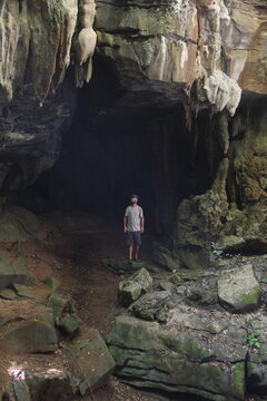 Homem em caverna em damianópolis,  goiás