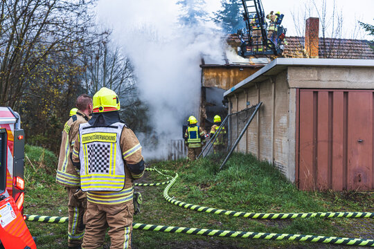 Die Atemschutz&uuml;berwachung der Feuerwehr &uuml;berwacht den Einsatz der Einsatzkr&auml;fte unter Atemschutz, welche im Korb einer Drehleiter das Feuer bek&auml;mpfen...18.04.2023