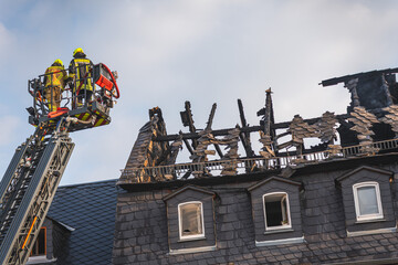 Die Feuerwehr bekämpft in Zeulenroda-Triebes einen Dachstuhlbrand