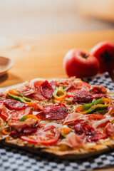 Pizza con tomates de fondo